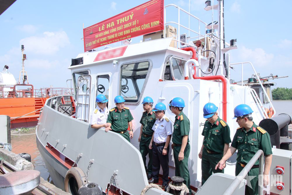 Hạ thủy 2 tàu kéo sông trang bị cho Binh chủng Công binh